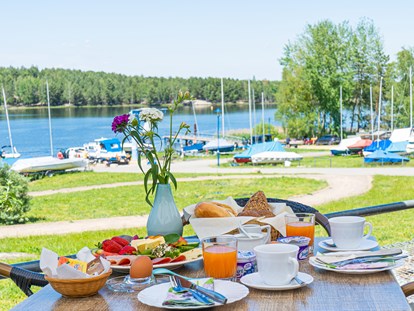 Luxuscamping - Spielplatz - Frühstück beim Café Eispause - Hafencamp Senftenberger See