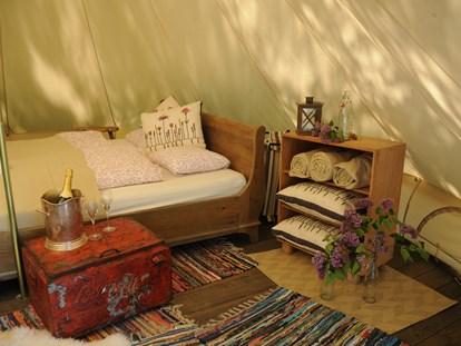 Luxuscamping - Bademöglichkeit für Hunde - Schweiz - Liebevoll eingerichtet: In den original Safari-Zelten schläft man komfortabel - Camping Zürich