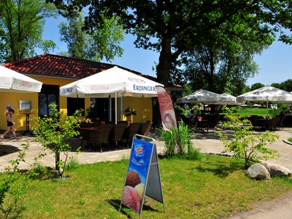 Luxuscamping - Umgebungsschwerpunkt: Strand - Deutschland - Gemütliche Gastronomie mit Seeblick - Falkensteinsee