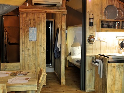 Luxury camping - Innen - Gemütlichkeit pur ...das kleine Safarizelt...Mogli mit 4 Schlafplätzen. Maximal 3 Erwachsene und 1 Kind. - Campingpark Heidewald