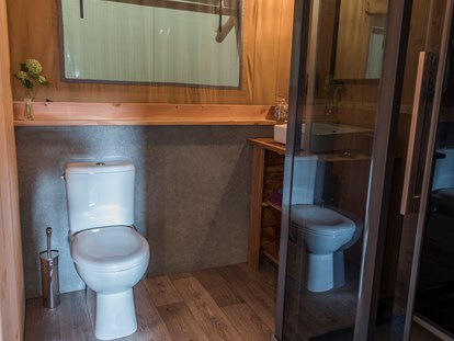 Luxuscamping - Fahrradverleih - Die Badezimmer der Safarizelte sind geräumig und mit Dusche, Waschbecken und WC ausgestattet.  - Campingpark Heidewald