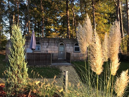 Luxuscamping - Nordrhein-Westfalen - Auch im Herbst ist es im Iglu Camp Heidewald ganz romantisch....einfach mal die Seele baumeln lassen. - Campingpark Heidewald