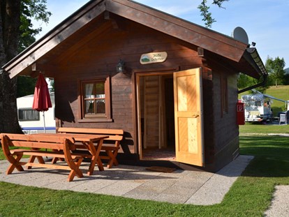 Luxury camping - barrierefreier Zugang ins Wasser - Ferienhütte "Schober": Bietet Platz für 4 Erwachsene oder eine Familie mit 3 Kinder. Größe der Ferienhütte: ca. 20 m2 - CAMP MondSeeLand