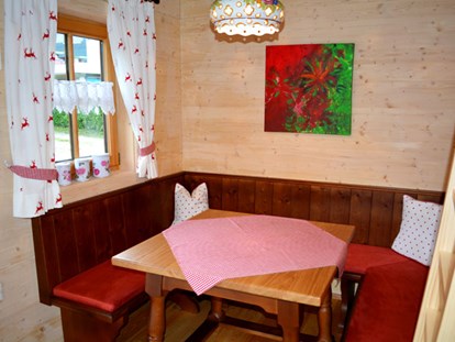 Luxuscamping - Umgebungsschwerpunkt: Fluss - Ferienhütte "Schober": gemütliche Sitzecke - CAMP MondSeeLand