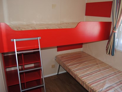 Luxuscamping - Imbiss - Luxemburg - 2 kleine Schlafzimmer mit jeweils 2 Einzelbetten (als schräg gestelltes Hochbett) - Camping Fuussekaul