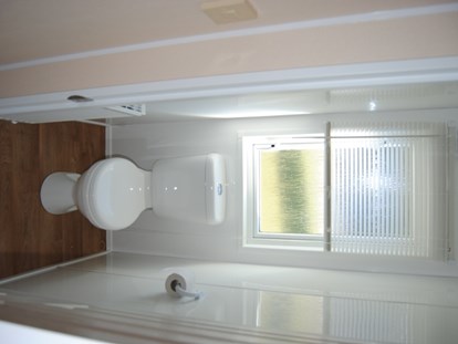 Luxuscamping - Kategorie der Anlage: 5 - Luxemburg - Modernes Badezimmer mit separatem WC - Camping Fuussekaul