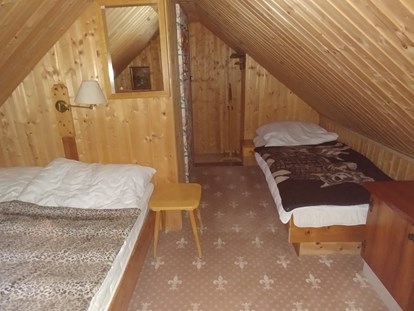 Luxury camping - Ortszentrum - Schlafraum 2/3 Petra Hütte - Bergheim Schmidts Almhütten und Stellplätze