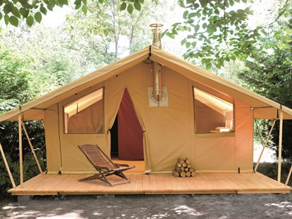 Luxuscamping - Preisniveau: gehoben - Frankreich - Zelt Toile & Bois - Aussenansicht - Camping Huttopia Dieulefit Zelt Toile & Bois mit Badezimmer und Holzofen auf Camping Huttopia Dieulefit