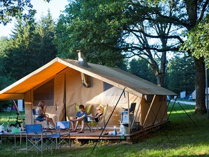 Luxuscamping - Preisniveau: gehoben - Drôme - Zelt Toile & Bois - Aussenansicht - Camping Huttopia Dieulefit Zelt Toile & Bois mit Badezimmer und Holzofen auf Camping Huttopia Dieulefit