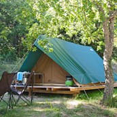 Luxuscamping: Zelt Bonaventure Aussenansicht  - Camping Huttopia Dieulefit: Zelt Bonaventure auf Camping Huttopia Dieulefit