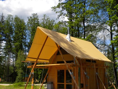 Luxuscamping - Drôme - Cahutte Aussenansicht  - Camping Huttopia Dieulefit Cahutte für naturnahe Ferien auf Camping Huttopia Dieulefit