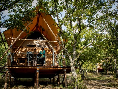 Luxuscamping - Art der Unterkunft: Hütte/POD - Drôme - Cahutte Aussenansicht - Camping Huttopia Dieulefit Cahutte für naturnahe Ferien auf Camping Huttopia Dieulefit