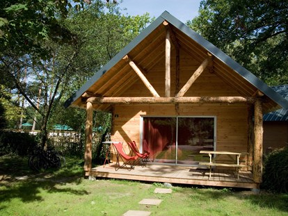 Luxuscamping - WC - Drôme - Huette Huttopia - Aussen - Camping Huttopia Dieulefit Hütte Huttopia mit Holzofen auf Camping Huttopia Dieulefit