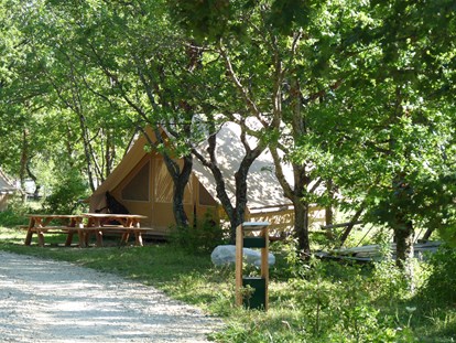 Luxuscamping - getrennte Schlafbereiche - Rhône-Alpes - Zeltbungalow - Aussen   - Camping Huttopia Dieulefit Zeltbungalow Huttopia auf Camping Huttopia Dieulefit