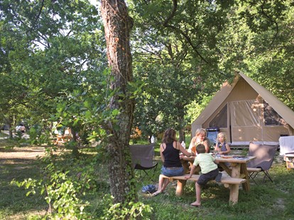 Luxuscamping - Art der Unterkunft: Safari-Zelt - Drôme - Zeltbungalow - Aussen - Camping Huttopia Dieulefit Zeltbungalow Huttopia auf Camping Huttopia Dieulefit