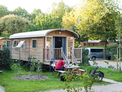 Luxuscamping - Kühlschrank - Essonne - Zigeunerwagen - Aussen - Camping Huttopia Rambouillet Zigeunerwagen Huttopia auf Camping Huttopia Rambouillet
