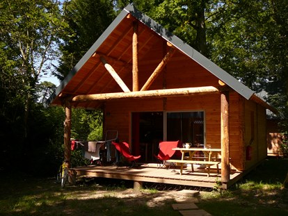 Luxuscamping - Terrasse - Essonne - Huette Huttopia - Aussen - Camping Huttopia Versailles Hütte Huttopia mit Holzofen auf Camping Huttopia Versailles