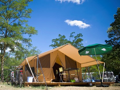 Luxuscamping - Kühlschrank - Paris - Zelt Toile & Bois Classic IV - Aussenansicht - Camping Indigo Paris Zelt Toile & Bois Classic für 4 Pers. auf Camping Indigo Paris