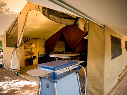 Luxuscamping - Kühlschrank - Paris - Zelt Toile & Bois Classic IV - Innen - Camping Indigo Paris Zelt Toile & Bois Classic für 4 Pers. auf Camping Indigo Paris