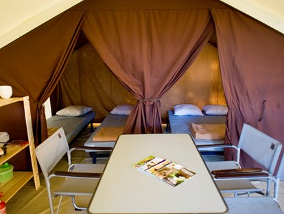 Luxuscamping - Ain - Zelt Toile & Bois Classic IV Schlafraeume - Camping Huttopia Divonne Zelt Toile & Bois Classic für 4 Pers. auf Camping Huttopia Divonne
