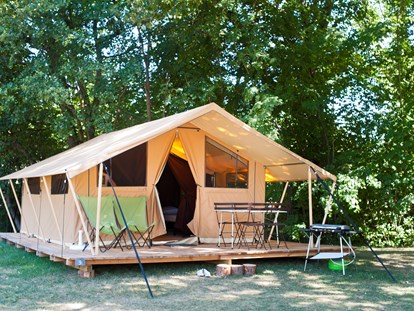 Luxuscamping - Grill - Ain - Zelt Toile & Bois Classic IV - Aussenansicht - Camping Huttopia Divonne Zelt Toile & Bois Classic für 4 Pers. auf Camping Huttopia Divonne