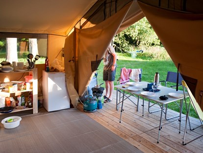 Luxury camping - Kochmöglichkeit - Ain - Zelt Toile & Bois Sweet - Innen - Camping Huttopia Divonne Zelt Toile & Bois Sweet für 5 Pers. auf Camping Huttopia Divonne
