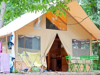 Luxuscamping - Art der Unterkunft: Lodgezelt - Rhône-Alpes - Zelt Toile & Bois Zenith - Aussen  - Camping Huttopia Divonne Zelt Toile & Bois Zenith für 6 Pers. auf Camping Huttopia Divonne