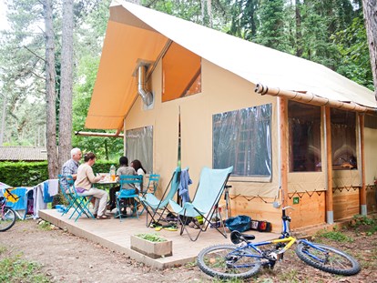 Luxuscamping - Art der Unterkunft: Lodgezelt - Frankreich - Zelt Toile & Bois Zenith - Aussen - Camping Huttopia Divonne Zelt Toile & Bois Zenith für 6 Pers. auf Camping Huttopia Divonne