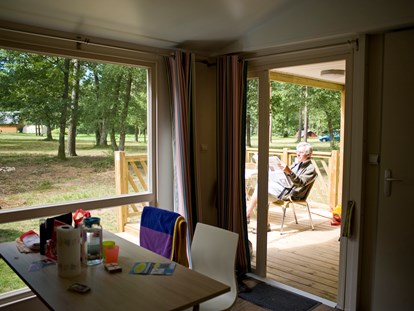 Luxuscamping - Art der Unterkunft: Bungalow - Rhône-Alpes - Cottage - Terrasse - Camping Huttopia Divonne Cottage für 6 Personen auf Camping Huttopia Divonne
