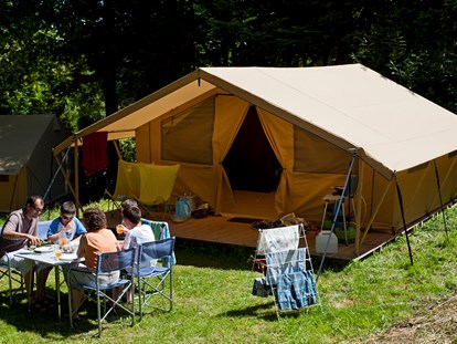 Luxuscamping - Hunde erlaubt - Rhône-Alpes - Zelt Toile & Bois Classic V - Aussen - Camping Huttopia Le Moulin Zelt Toile & Bois Classic für 5 Pers. auf Camping Huttopia Le Moulin