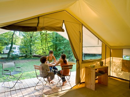 Luxuscamping - Art der Unterkunft: Lodgezelt - Frankreich - Zelt Toile & Bois Classic V - Innen - Camping Huttopia Le Moulin Zelt Toile & Bois Classic für 5 Pers. auf Camping Huttopia Le Moulin