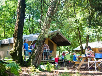 Luxuscamping - Terrasse - Bracieux - Zelt Toile & Bois Sweet - Aussenansicht - Camping Huttopia Les Chateaux Zelt Toile & Bois Sweet für 5 Pers. auf Camping Huttopia Les Chateaux