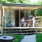 Luxuscamping: Mobilheim Lodge - Aussen - Camping Huttopia Les Chateaux: Mobilheim Lodge auf Camping Huttopia Les Chateaux
