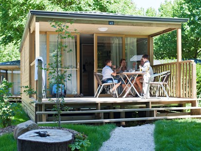 Luxuscamping - Bracieux - Mobilheim Lodge - Aussen - Camping Huttopia Les Chateaux Mobilheim Lodge auf Camping Huttopia Les Chateaux