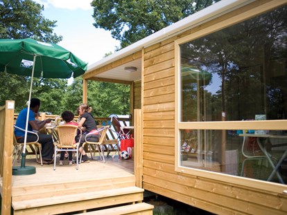 Luxury camping - WC - Centre - 2-Zimmer Mobilheim - Aussenansicht - Camping Huttopia Les Chateaux Mobilheim mit 2-Schlafzimmern auf Camping Huttopia Les Chateaux