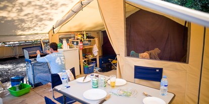 Luxuscamping - Kochmöglichkeit - Süd - Charente-Maritime - Zelt Toile & Bois Classic IV - Innen  - Camping Huttopia Oléron Les Chênes Verts Zelt Toile & Bois Classic für 4 Pers. auf Camping Huttopia Oléron Les Chênes Verts