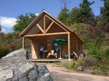 Luxuscamping - Puy de Dôme - Chalet Indigo Aussenansicht  - Camping Huttopia Royat Holzhaus auf Camping Huttopia Royat