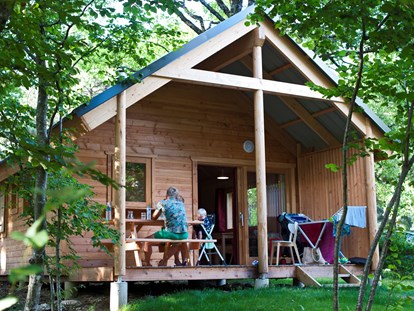 Luxuscamping - Art der Unterkunft: Bungalow - Auvergne - Chalet Indigo Terrasse - Camping Huttopia Royat Holzhaus auf Camping Huttopia Royat