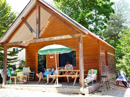 Luxuscamping - Terrasse - Puy de Dôme - Camping Huttopia Royat Holzhaus auf Camping Huttopia Royat