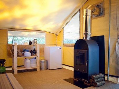 Luxuscamping - Preisniveau: gehoben - Gard - Zelt Toile & Bois mit Holzofen  - Camping Huttopia Sud Ardèche Zelt Toile & Bois mit Badezimmer und Holzofen auf Camping Huttopia Sud Ardèche