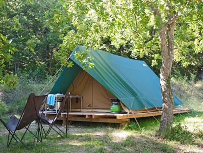 Luxuscamping - Art der Unterkunft: Safari-Zelt - Frankreich - Zelt Bonaventure Aussenansicht  - Camping Huttopia Sud Ardèche Zelt Bonaventure auf Camping Huttopia Sud Ardèche