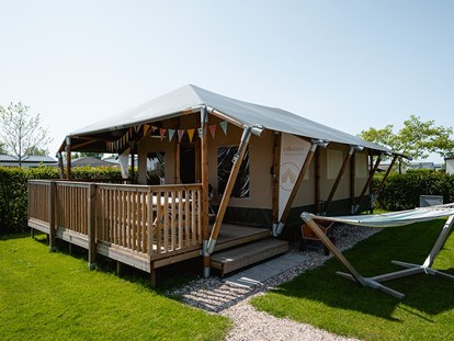 Luxury camping - Heizung - Netherlands - Ultimatives Campen: Diese Lodges sind wirklich nicht zu verachten. Mit Badezimmer, voll ausgestatteter Küche, Klimaanlage, 3 Schlafzimmern, darunter ein gemütliches Boxbett, sind diese Zelte die ultimativen Luxuszelte der Gruppe. - Camping De Molenhoek Safari Zelt auf Camping De Molenhoek