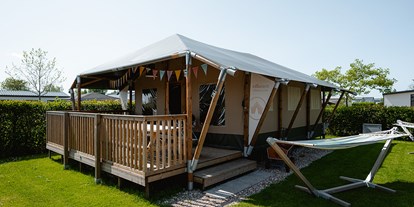 Luxuscamping - Terrasse - Zeeland - Ultimatives Campen: Diese Lodges sind wirklich nicht zu verachten. Mit Badezimmer, voll ausgestatteter Küche, Klimaanlage, 3 Schlafzimmern, darunter ein gemütliches Boxbett, sind diese Zelte die ultimativen Luxuszelte der Gruppe. - Camping De Molenhoek Safari Zelt auf Camping De Molenhoek