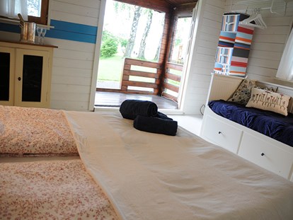 Luxuscamping - Hunde erlaubt - Schweiz - Das Cottage ist liebevoll eingerichtet, mit einer kleinen Veranda, aber ohne Bad und Küche. - Camping Zürich Cottage auf Camping Zürich