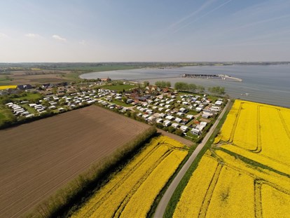 Luxuscamping - Geschirrspüler - Schleswig-Holstein - Wackerballig von oben - Mobilheime direkt an der Ostsee Mobilheim mit Seeblick an der Flensburger-Förde