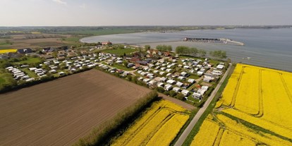 Luxuscamping - Schleswig-Holstein - Wackerballig von oben - Mobilheime direkt an der Ostsee Mobilheim mit Seeblick an der Flensburger-Förde