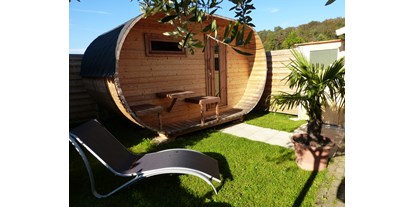 Luxuscamping - Art der Unterkunft: Bungalow - Unsere Fasssauna - Camping & Ferienpark Orsingen Bungalows auf Camping & Ferienpark Orsingen