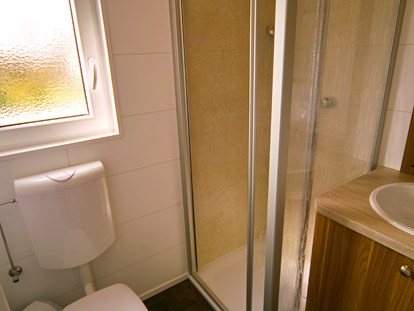 Luxury camping - Kühlschrank - Germany - Modernes Bad mit Dusche, WC und Waschgelegenheit. - Ostseecamp Seeblick Bungalow Möwe am Ostseecamp Seeblick