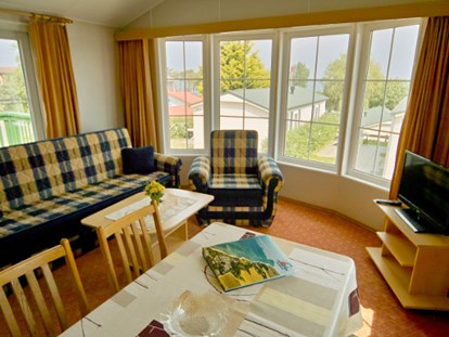 Luxuscamping - Kochmöglichkeit - Das Wohnzimmer im Bungalow Pelikan auf dem Ostseecamp Seeblick - Ostseecamp Seeblick Bungalow Pelikan am Ostseecamp Seeblick