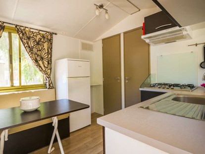 Luxuscamping - Kühlschrank - Sardinien - Dreizimmer Mobilheim Komfort - Küche und Essen - Tiliguerta Glamping & Camping Village Dreizimmer Komfort Mobilheim (24 qm)